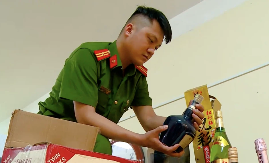 Mua hàng chục nghìn chai rượu lậu, dán tem giả bán ra thị trường Mua hàng chục nghìn chai rượu lậu, dán tem giả bán ra thị trường