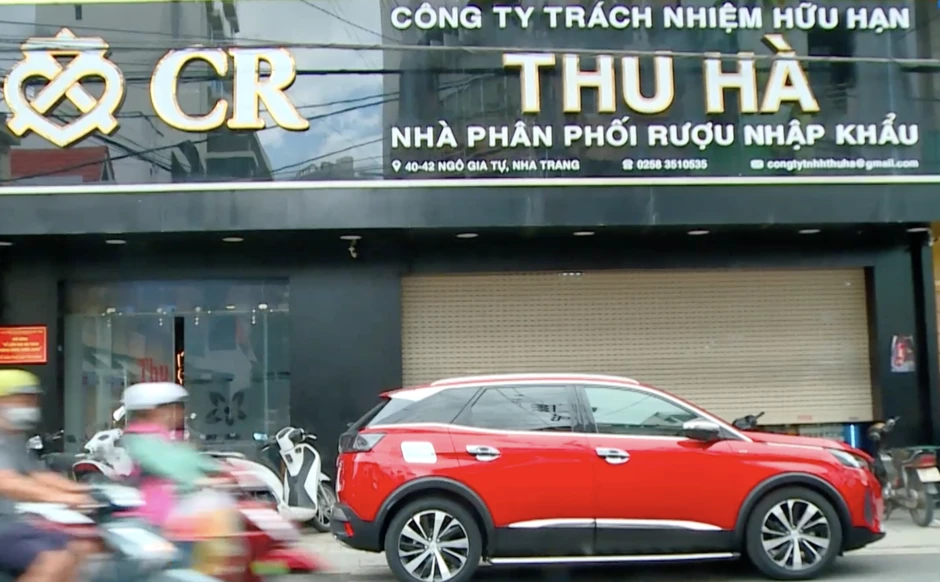 Mua hàng chục nghìn chai rượu lậu, dán tem giả bán ra thị trường Mua hàng chục nghìn chai rượu lậu, dán tem giả bán ra thị trường