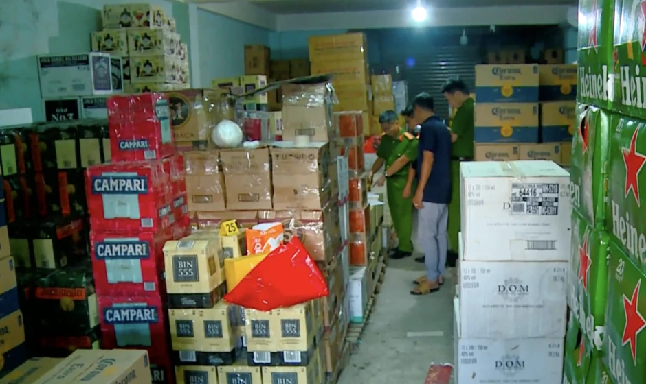 Mua hàng chục nghìn chai rượu lậu, dán tem giả bán ra thị trường Mua hàng chục nghìn chai rượu lậu, dán tem giả bán ra thị trường