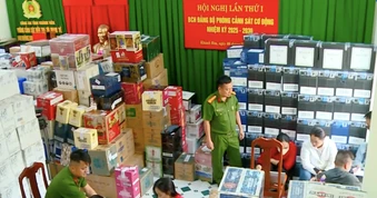 Mua hàng chục nghìn chai rượu lậu, dán tem giả bán ra thị trường