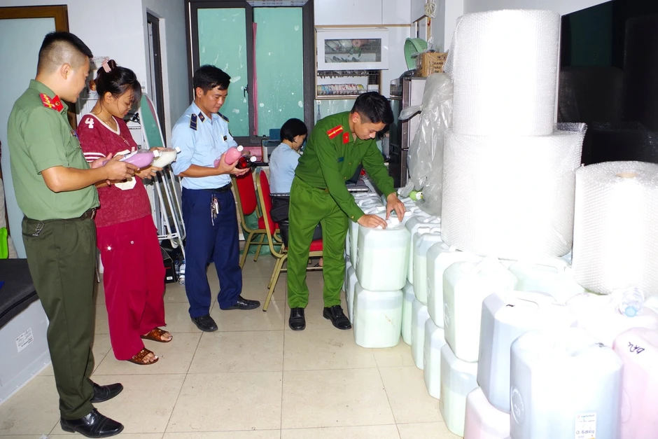 Mua hơn 1.300 lít rượu trôi nổi, gắn mác đặc sản Tây Bắc để bán trên TikTok