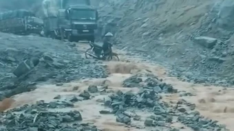 Mưa lớn gây sạt lở nghiêm trọng trên tuyến đường nối hai xã của tỉnh Đắk Lắk
