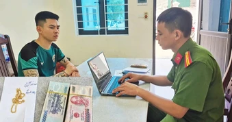 Mua trứng gà, người đàn ông “tiện tay” giật dây chuyền vàng của chủ quán