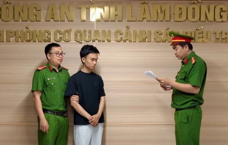 Mượn điện thoại 'thao tác giúp', nhân viên ngân hàng lừa khách 1,7 tỉ đồng Mượn điện thoại 'thao tác giúp', nhân viên ngân hàng lừa khách 1,7 tỉ đồng