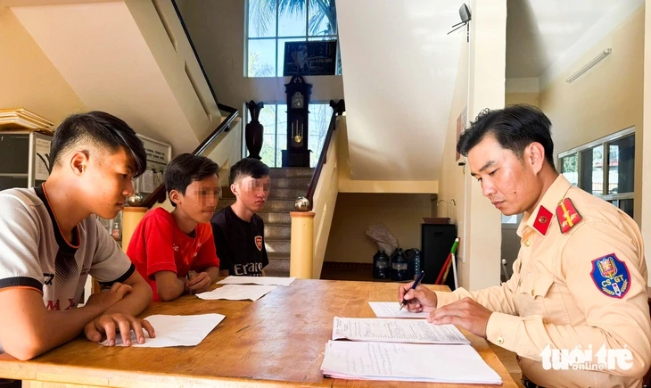 Nằm dài trên yên xe đua trong đêm ở Phú Quốc, hai thanh thiếu niên bị công an mời làm việc Nằm dài trên yên xe đua trong đêm ở Phú Quốc, hai thanh thiếu niên bị công an mời làm việc