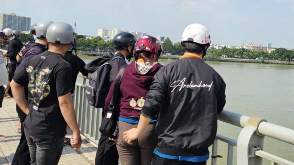 Nam nhân viên công ty giao hàng nhảy cầu ở Đồng Nai Nam nhân viên công ty giao hàng nhảy cầu ở Đồng Nai