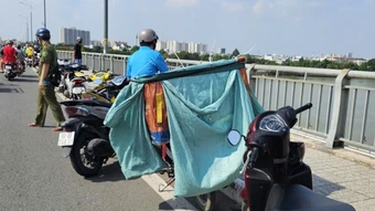 Nam nhân viên công ty giao hàng nhảy cầu ở Đồng Nai
