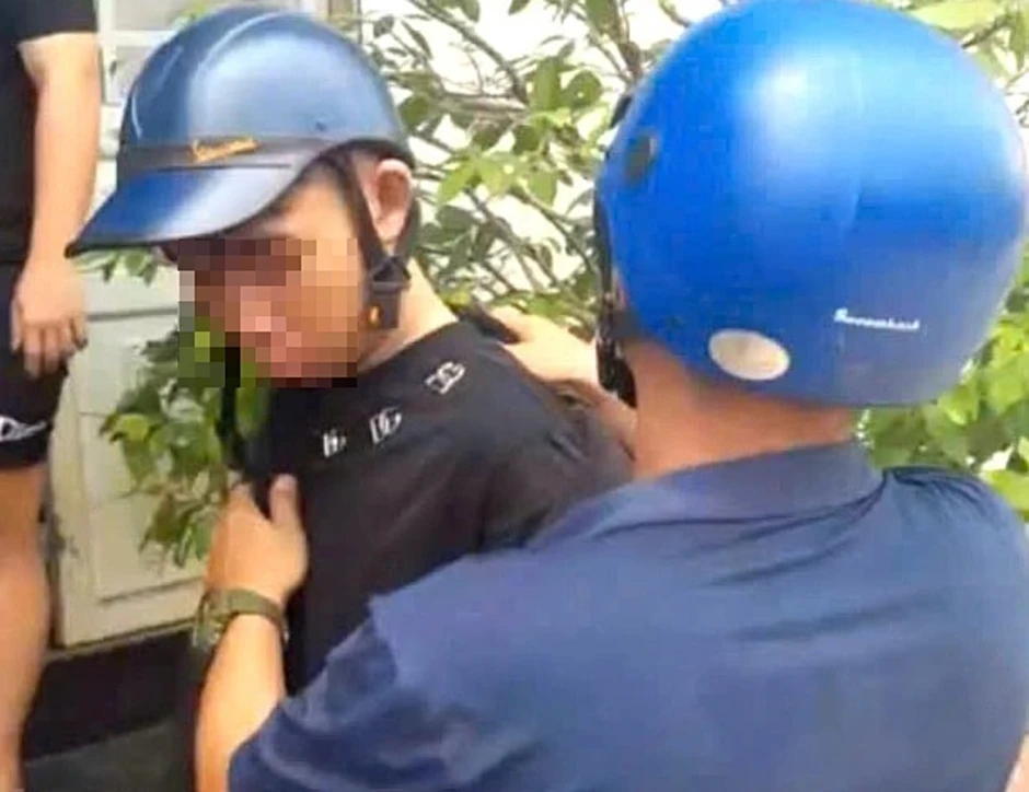 Nam sinh bị đâm trọng thương khi tan trường Nam sinh bị đâm trọng thương khi tan trường