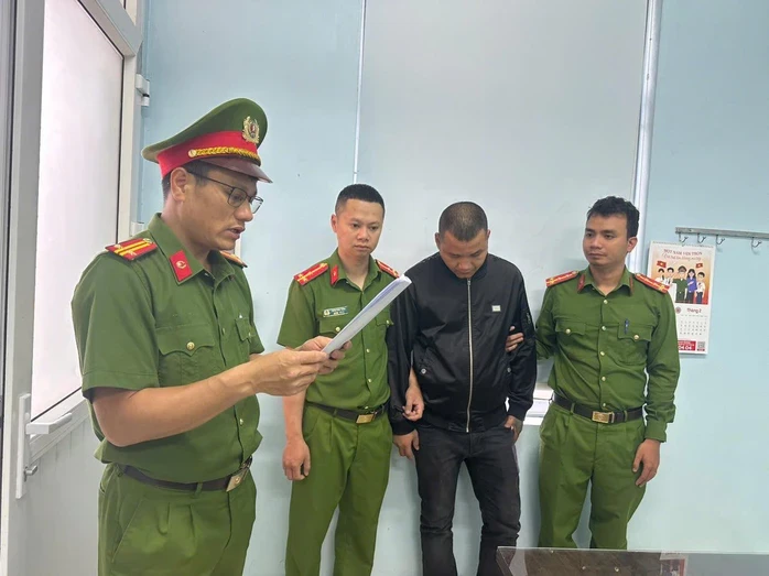 Nam thanh niên bị bắt ngay trong cuộc nhậu với bạn bè ở Quảng Trị Nam thanh niên bị bắt ngay trong cuộc nhậu với bạn bè ở Quảng Trị