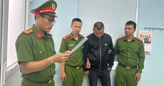Nam thanh niên bị bắt ngay trong cuộc nhậu với bạn bè ở Quảng Trị