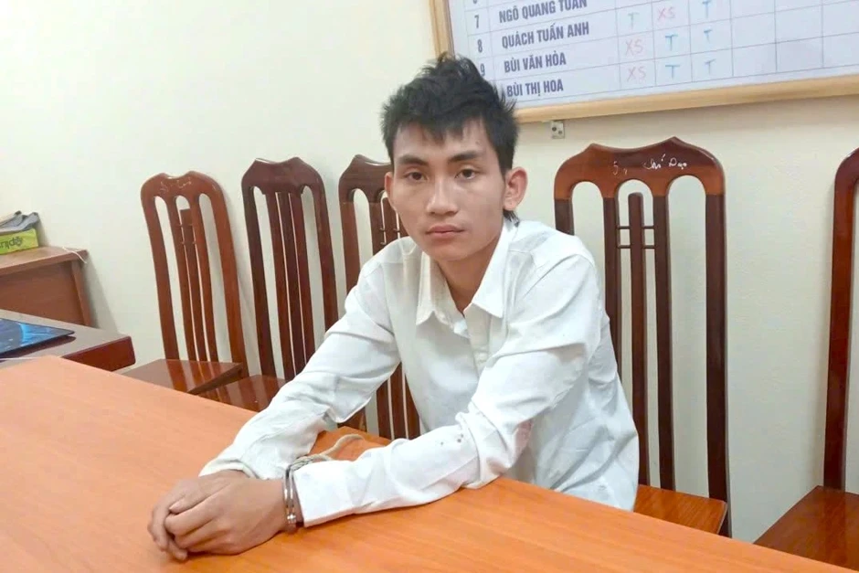 Nam thanh niên đi xe máy kẹp 3, không đội mũ bảo hiểm tông gãy chân CSGT