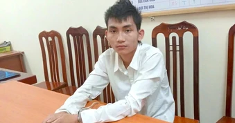 Nam thanh niên đi xe máy kẹp 3, không đội mũ bảo hiểm tông gãy chân CSGT