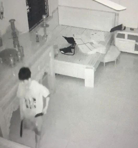 Nam thanh niên đột nhập nhà dân trong đêm, dùng dao khống chế 3 mẹ con cướp tài sản Nam thanh niên đột nhập nhà dân trong đêm, dùng dao khống chế 3 mẹ con cướp tài sản