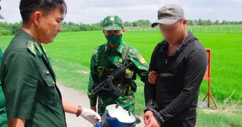 Nam thanh niên giấu 1kg ma túy trong mũ bảo hiểm khi nhập cảnh ở Tây Ninh