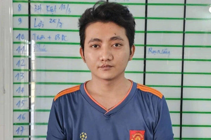 Nam thanh niên mua súng đồ chơi chế tạo thành vũ khí quân dụng để bán Nam thanh niên mua súng đồ chơi chế tạo thành vũ khí quân dụng để bán