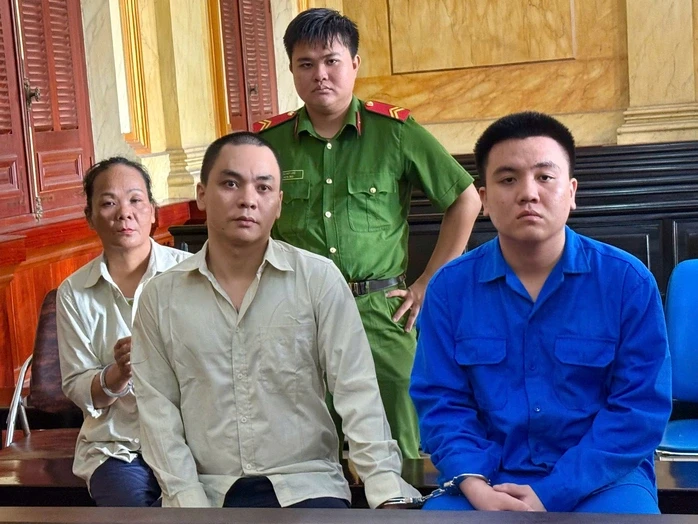 Nam thanh niên ở TPHCM lôi kéo cả mẹ và vợ vào ma túy Nam thanh niên ở TPHCM lôi kéo cả mẹ và vợ vào ma túy