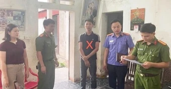 Nam thanh niên sản xuất mỹ phẩm, dung dịch vệ sinh phụ nữ ở trại chăn nuôi