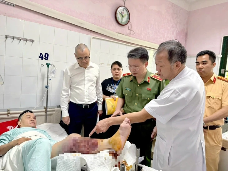 Nam thanh niên vi phạm nồng độ cồn kịch khung, lái xe máy kẹp ba tông gãy chân cảnh sát giao thông Nam thanh niên vi phạm nồng độ cồn kịch khung, lái xe máy kẹp ba tông gãy chân cảnh sát giao thông