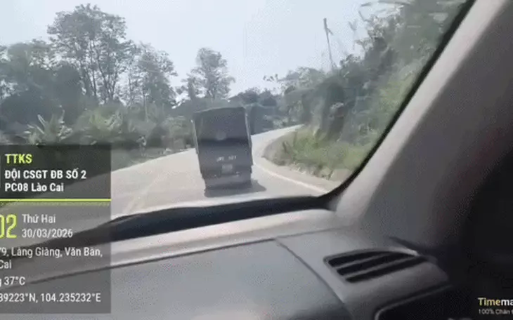 Nam thanh niên vi phạm nồng độ cồn kịch khung, lái xe máy kẹp ba tông gãy chân cảnh sát giao thông Nam thanh niên vi phạm nồng độ cồn kịch khung, lái xe máy kẹp ba tông gãy chân cảnh sát giao thông