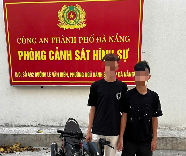 Nam thiếu niên rủ bạn đột nhập phòng ngủ của mẹ mình Nam thiếu niên rủ bạn đột nhập phòng ngủ của mẹ mình