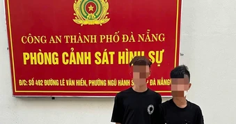 Nam thiếu niên rủ bạn đột nhập phòng ngủ của mẹ mình