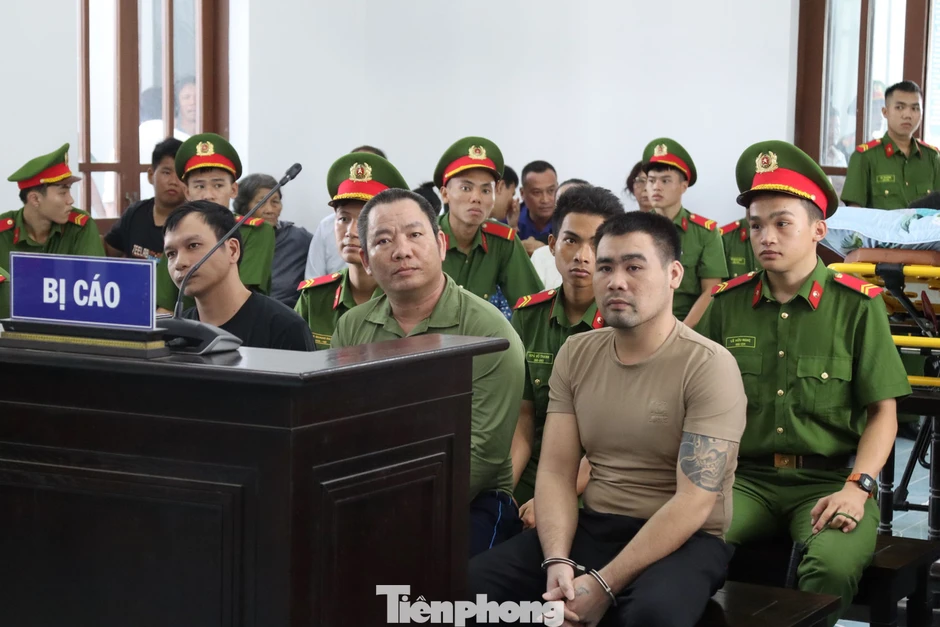 Nạn nhân vụ 'bị đánh đến thân tàn ma dại’ ở Đắk Lắk nằm trên cáng dự toà Nạn nhân vụ 'bị đánh đến thân tàn ma dại’ ở Đắk Lắk nằm trên cáng dự toà