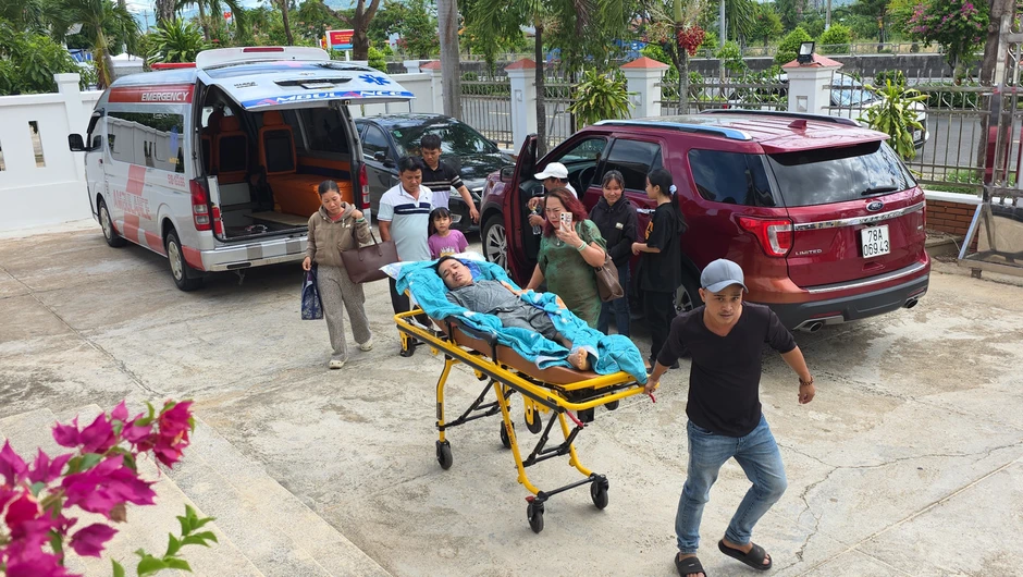 Nạn nhân vụ 'bị đánh đến thân tàn ma dại’ ở Đắk Lắk nằm trên cáng dự toà Nạn nhân vụ 'bị đánh đến thân tàn ma dại’ ở Đắk Lắk nằm trên cáng dự toà