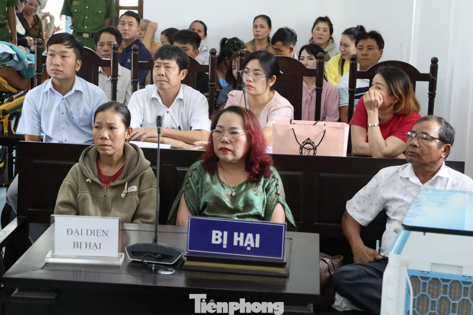 Nạn nhân vụ 'bị đánh đến thân tàn ma dại’ ở Đắk Lắk nằm trên cáng dự toà Nạn nhân vụ 'bị đánh đến thân tàn ma dại’ ở Đắk Lắk nằm trên cáng dự toà