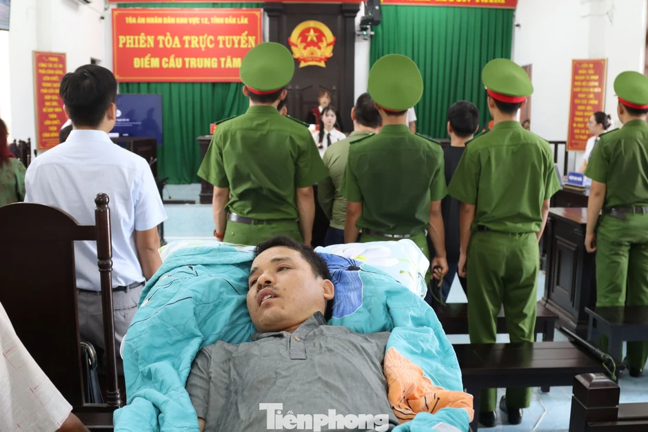 Nạn nhân vụ 'bị đánh đến thân tàn ma dại’ ở Đắk Lắk nằm trên cáng dự toà Nạn nhân vụ 'bị đánh đến thân tàn ma dại’ ở Đắk Lắk nằm trên cáng dự toà