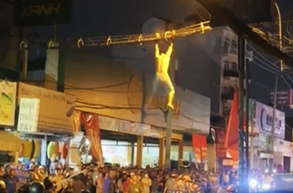 Náo loạn vì thanh niên 'múa' kéo, la hét trên mái nhà ở TP HCM Náo loạn vì thanh niên 'múa' kéo, la hét trên mái nhà ở TP HCM