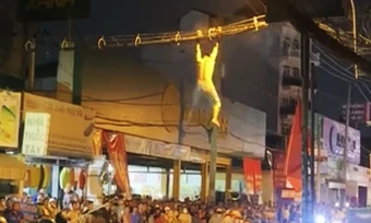 Náo loạn vì thanh niên 'múa' kéo, la hét trên mái nhà ở TP HCM
