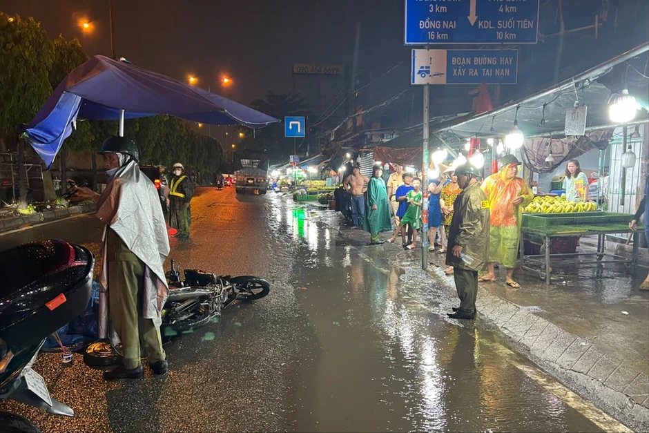 Ngã ra đường rồi va chạm với xe tải, người đàn ông tử vong gần chợ đầu mối Thủ Đức
