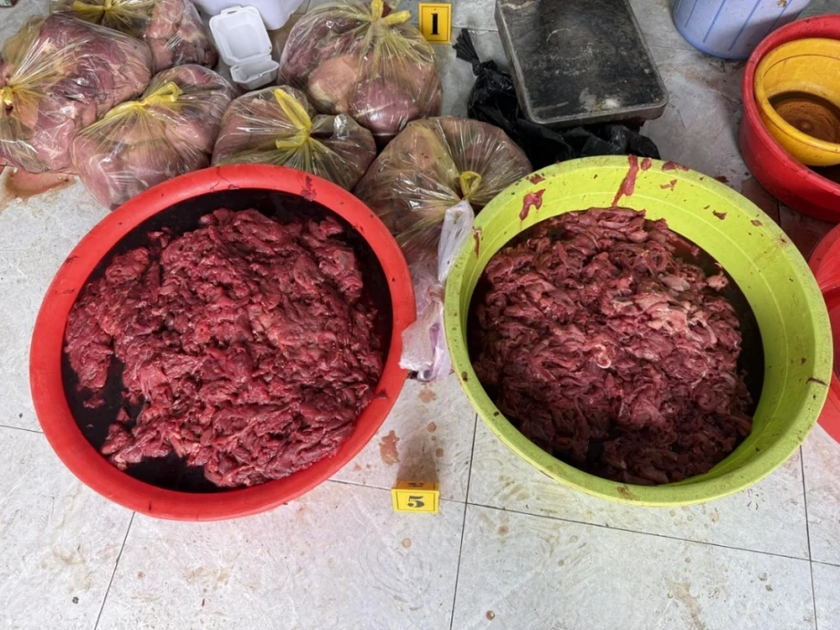 Ngâm hóa chất để biến thịt lợn thành "thịt bò" rồi bán hàng chục tấn ở TP.HCM Ngâm hóa chất để biến thịt lợn thành "thịt bò" rồi bán hàng chục tấn ở TP.HCM