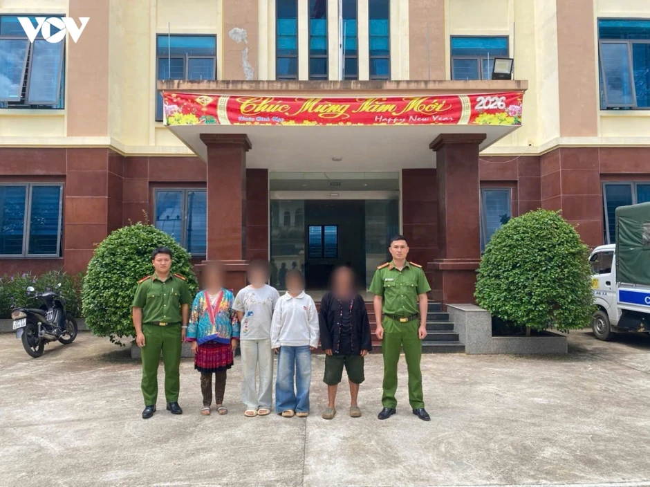 Ngăn chặn hai thiếu nữ bị dụ dỗ sang Trung Quốc bằng chiêu trò việc nhẹ, lương cao Ngăn chặn hai thiếu nữ bị dụ dỗ sang Trung Quốc bằng chiêu trò việc nhẹ, lương cao
