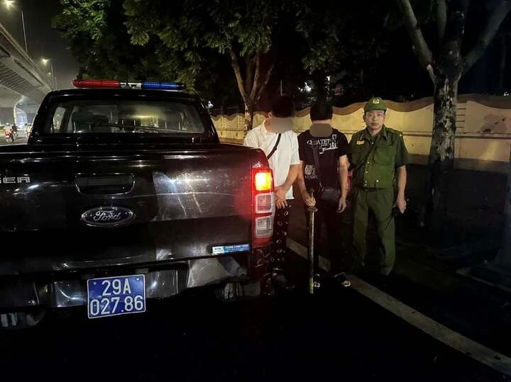 Ngăn chặn nhóm thiếu niên lạng lách, mang kiếm trên đường ở Hà Nội Ngăn chặn nhóm thiếu niên lạng lách, mang kiếm trên đường ở Hà Nội