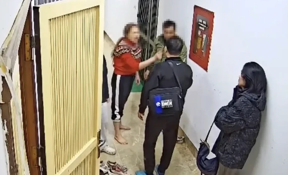 Ngày trả giá của người phụ nữ hành hung hàng xóm tại chung cư ở Hà Nội Ngày trả giá của người phụ nữ hành hung hàng xóm tại chung cư ở Hà Nội