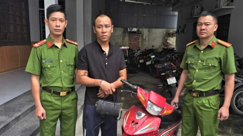 Nghệ An: Bắt đối tượng cướp giật tài sản có nhiều tiền án, tiền sự Nghệ An: Bắt đối tượng cướp giật tài sản có nhiều tiền án, tiền sự