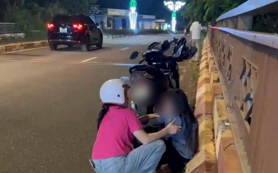 Nghẹt thở khoảnh khắc nữ thiếu tá công an cứu người phụ nữ đu mình trên cầu vượt Nghẹt thở khoảnh khắc nữ thiếu tá công an cứu người phụ nữ đu mình trên cầu vượt