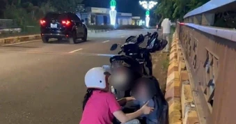 Nghẹt thở khoảnh khắc nữ thiếu tá công an cứu người phụ nữ đu mình trên cầu vượt