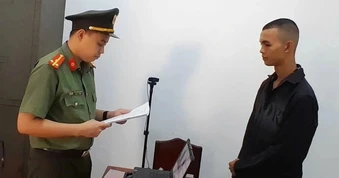 Nghi bạn gái phản bội, nam thanh niên cầm kiếm chém "tình địch"