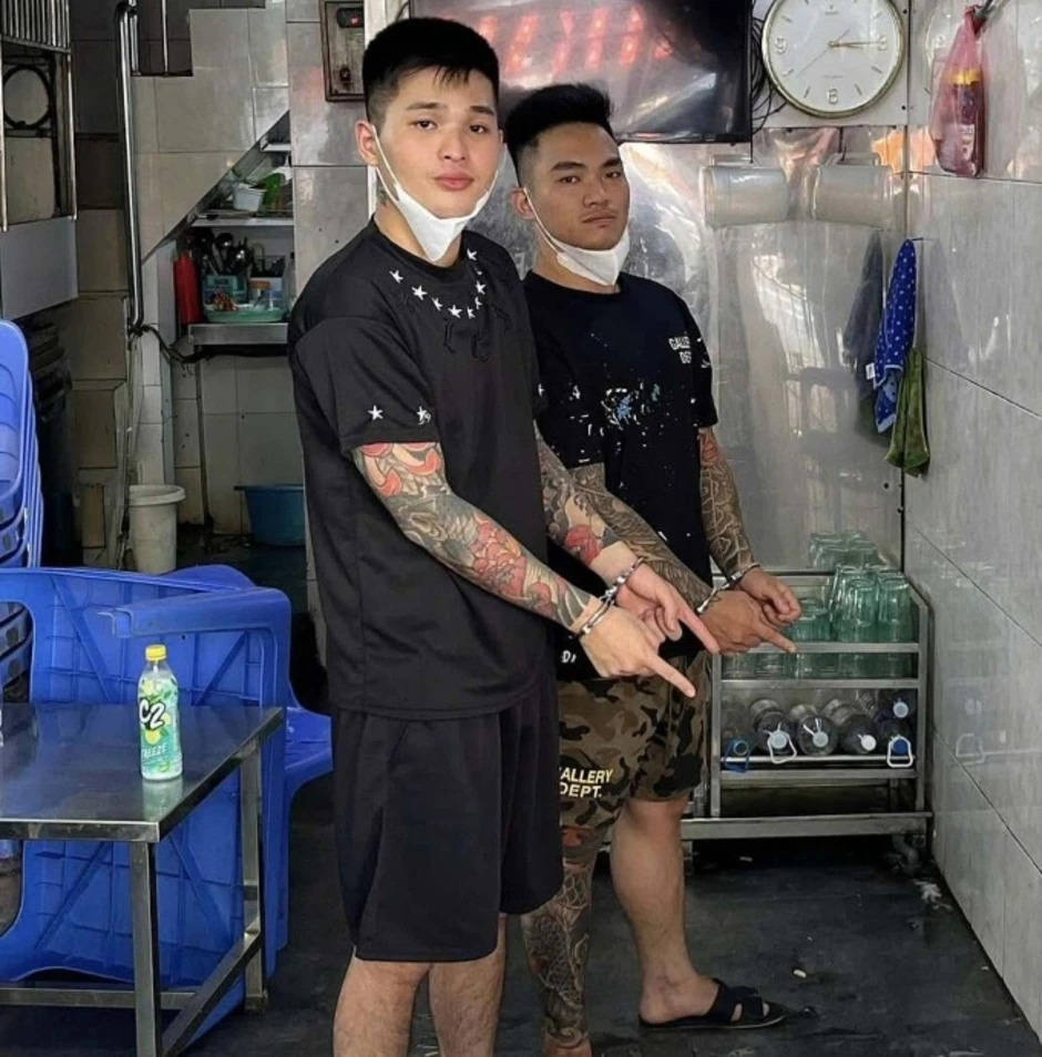 Nghi can thứ hai vụ 'vác điếu cày đánh người ở Hà Nội' ra đầu thú Nghi can thứ hai vụ 'vác điếu cày đánh người ở Hà Nội' ra đầu thú