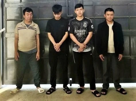 Nghi ngờ đối thủ gian lận khi chơi 'ba cây', con bạc cướp lại tiền Nghi ngờ đối thủ gian lận khi chơi 'ba cây', con bạc cướp lại tiền