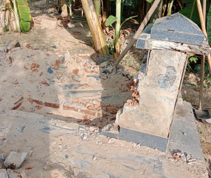 Ngôi mộ hơn 50 năm bất ngờ bị đào trộm, công an vào cuộc Ngôi mộ hơn 50 năm bất ngờ bị đào trộm, công an vào cuộc