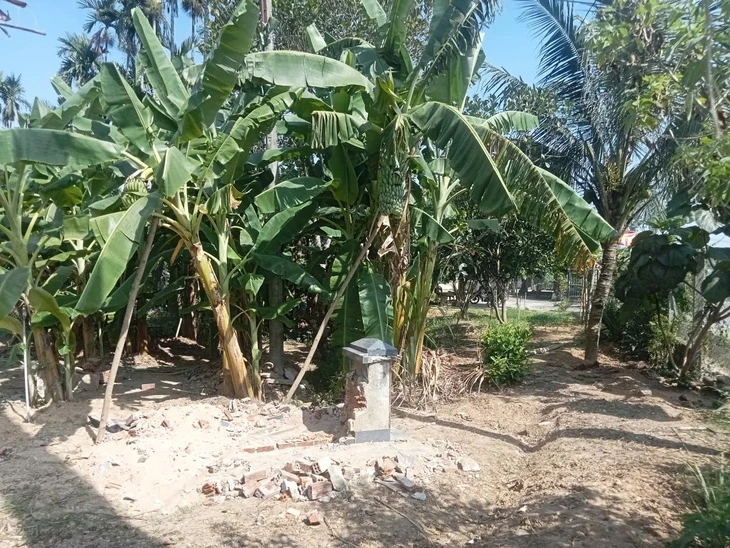 Ngôi mộ hơn 50 năm bất ngờ bị đào trộm, công an vào cuộc Ngôi mộ hơn 50 năm bất ngờ bị đào trộm, công an vào cuộc