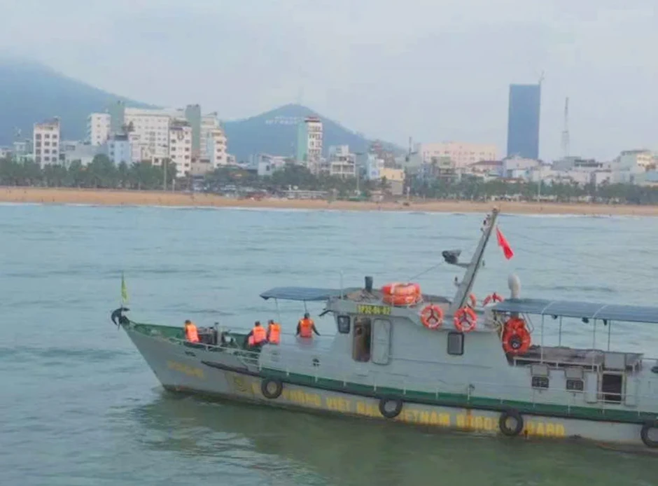 Ngư dân đưa tàu cá thả lưới tìm kiếm nam sinh lớp 12 mất tích trên biển Ngư dân đưa tàu cá thả lưới tìm kiếm nam sinh lớp 12 mất tích trên biển