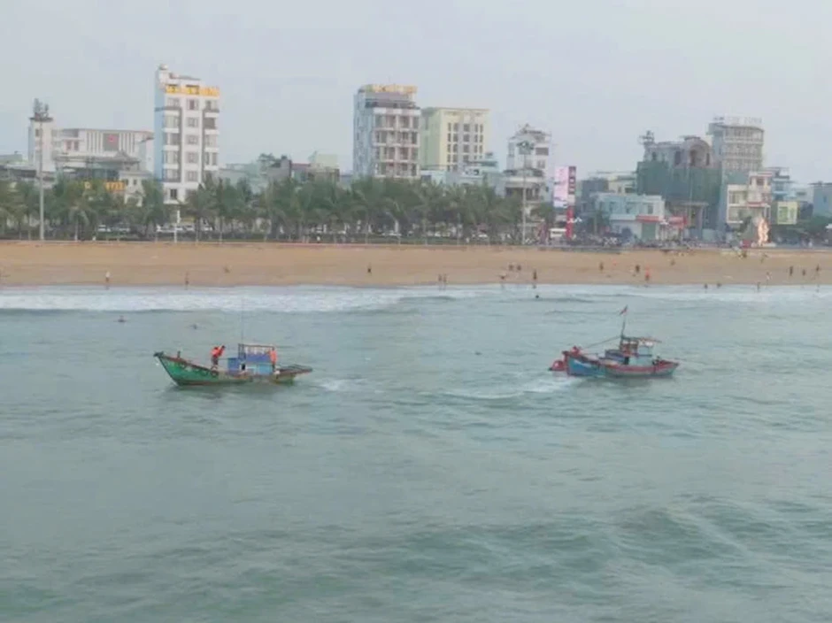 Ngư dân đưa tàu cá thả lưới tìm kiếm nam sinh lớp 12 mất tích trên biển Ngư dân đưa tàu cá thả lưới tìm kiếm nam sinh lớp 12 mất tích trên biển