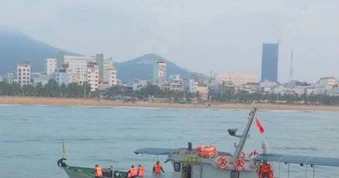 Ngư dân đưa tàu cá thả lưới tìm kiếm nam sinh lớp 12 mất tích trên biển
