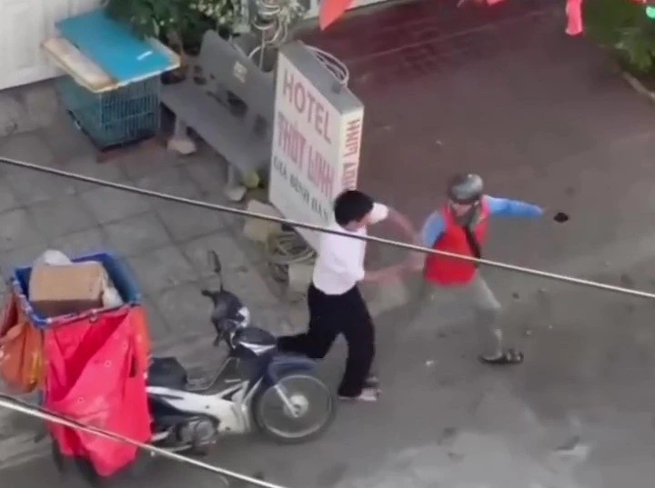 Người đàn ông quăng chó, đánh shipper chảy máu miệng bị công an mời làm việc Người đàn ông quăng chó, đánh shipper chảy máu miệng bị công an mời làm việc