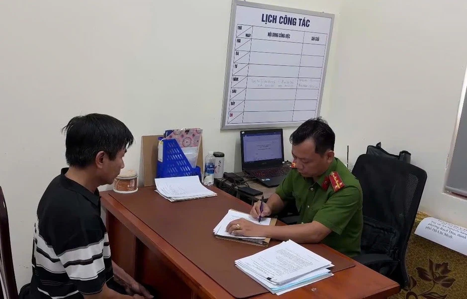 Người đàn ông quăng chó, đánh shipper chảy máu miệng bị công an mời làm việc Người đàn ông quăng chó, đánh shipper chảy máu miệng bị công an mời làm việc