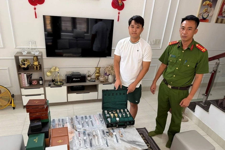 Người bán 56 đồng hồ giả bị khởi tố Người bán 56 đồng hồ giả bị khởi tố
